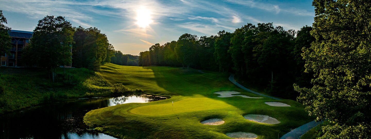 Cedar River GC - Hole #18 green with waterr on the left hand sside and bunkers on the right hand side.