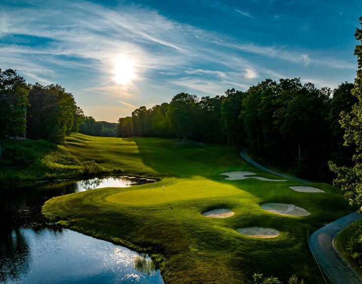 Cedar River GC - Hole #18 green with waterr on the left hand sside and bunkers on the right hand side.